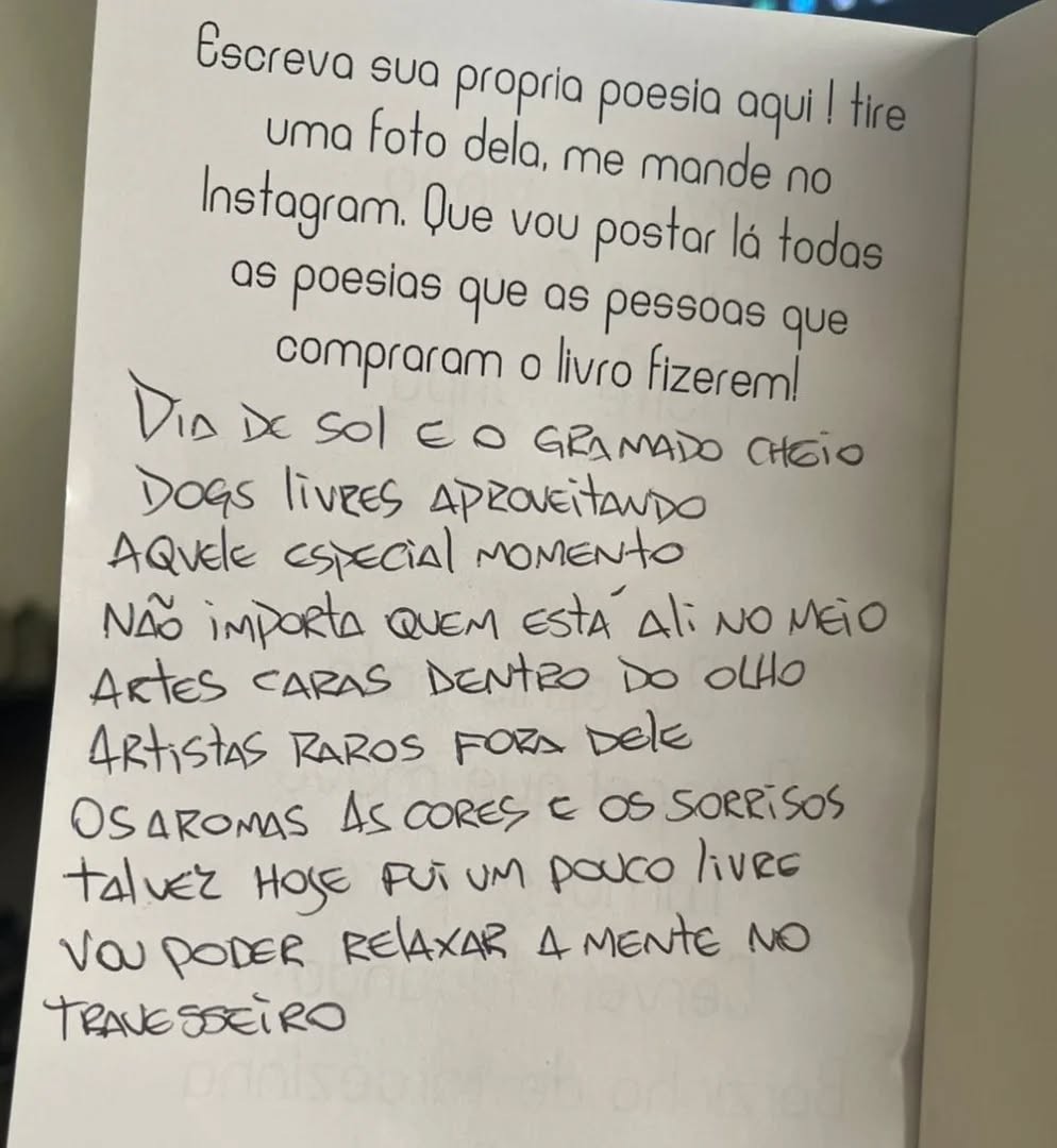 Página do livro com poema escrito à mão pelo leitor